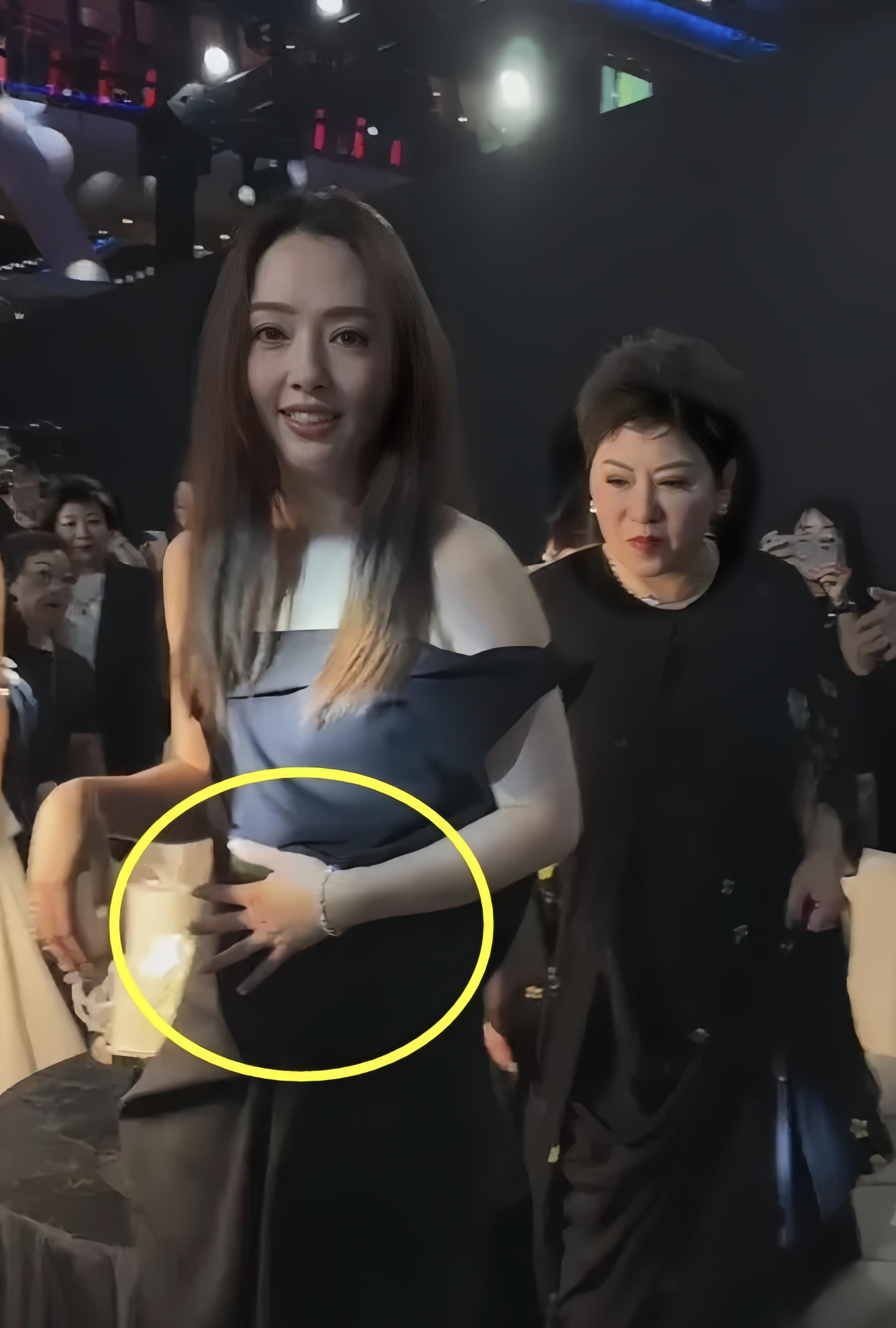 向太郭碧婷同框,网友猜测怀孕三胎 向太和郭碧婷一起出席某品牌活动