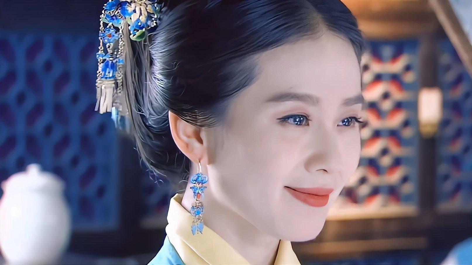 刘诗诗优雅端庄,耳环成亮点 刘诗诗的仪态确实让人印象深刻,她的转头