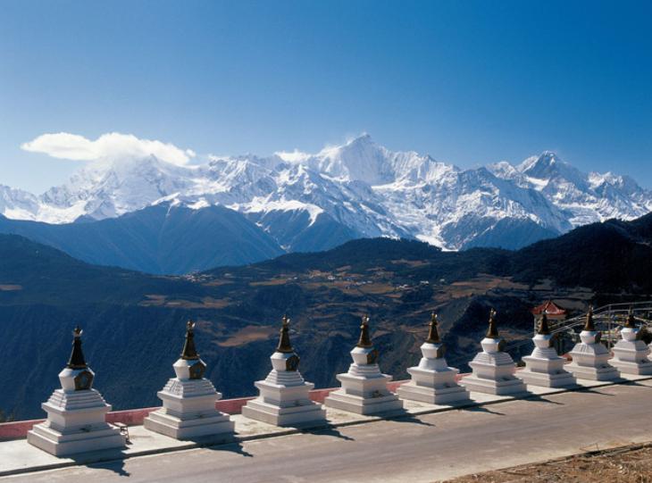 梅里雪山游玩攻略 梅里雪山是一座著名的旅游景点,位于中国云南省迪庆