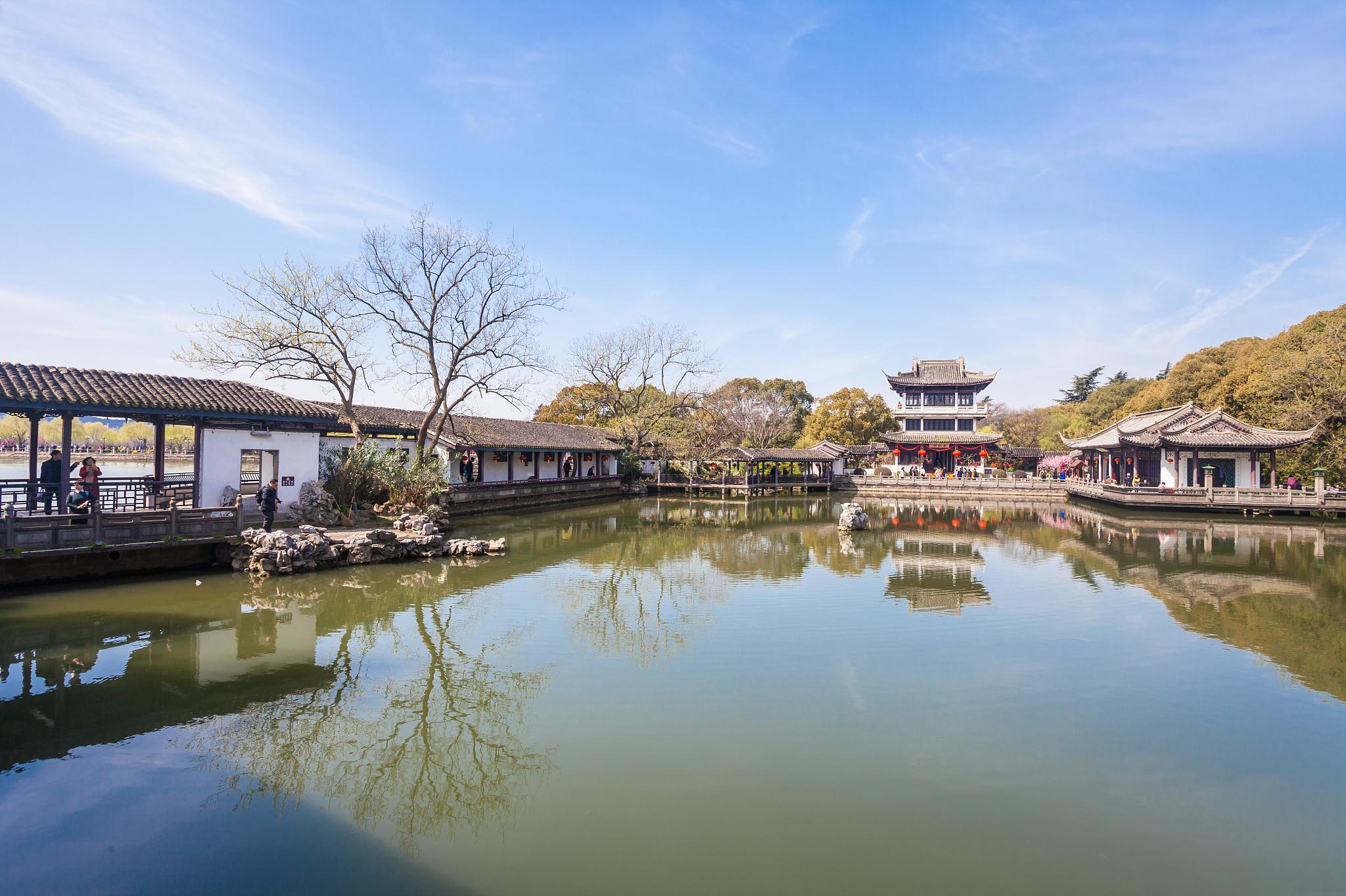 蠡园,江南古典园林 蠡园,位于江苏省无锡市,是中国江南著名的古典园林