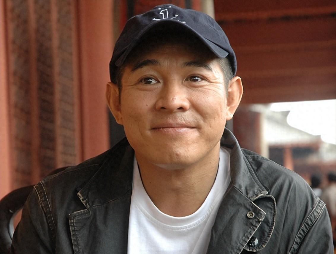 李连杰:身体是最宝贵的本钱 李连杰为了追求动作的完美和身材的完美