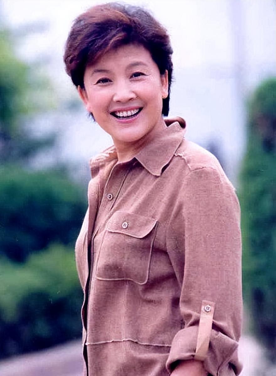 演员宋春丽:坚韧的人生旅程 宋春丽,一位自强不息的女性,用她生命中的