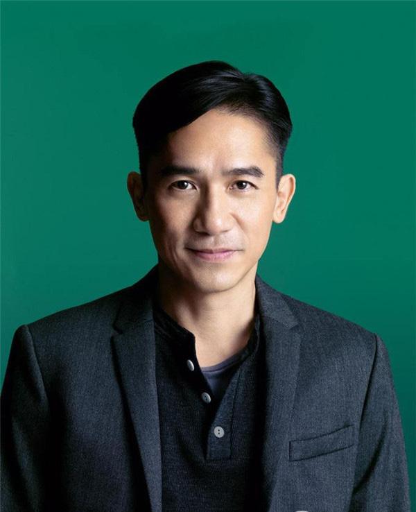 梁朝伟:魅力四射 梁朝伟亮相某品牌活动现场,一袭黑色西装搭配白色