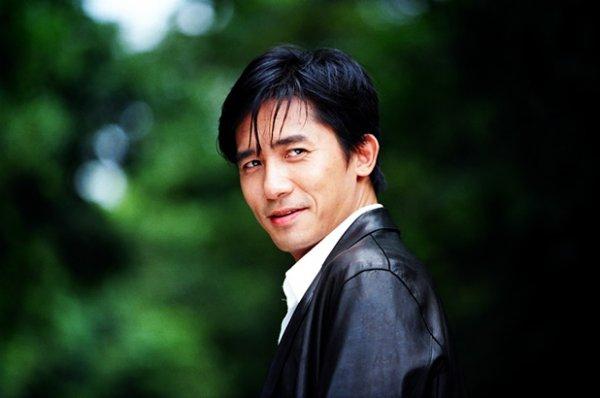 梁朝伟:魅力四射 梁朝伟亮相某品牌活动现场,一袭黑色西装搭配白色