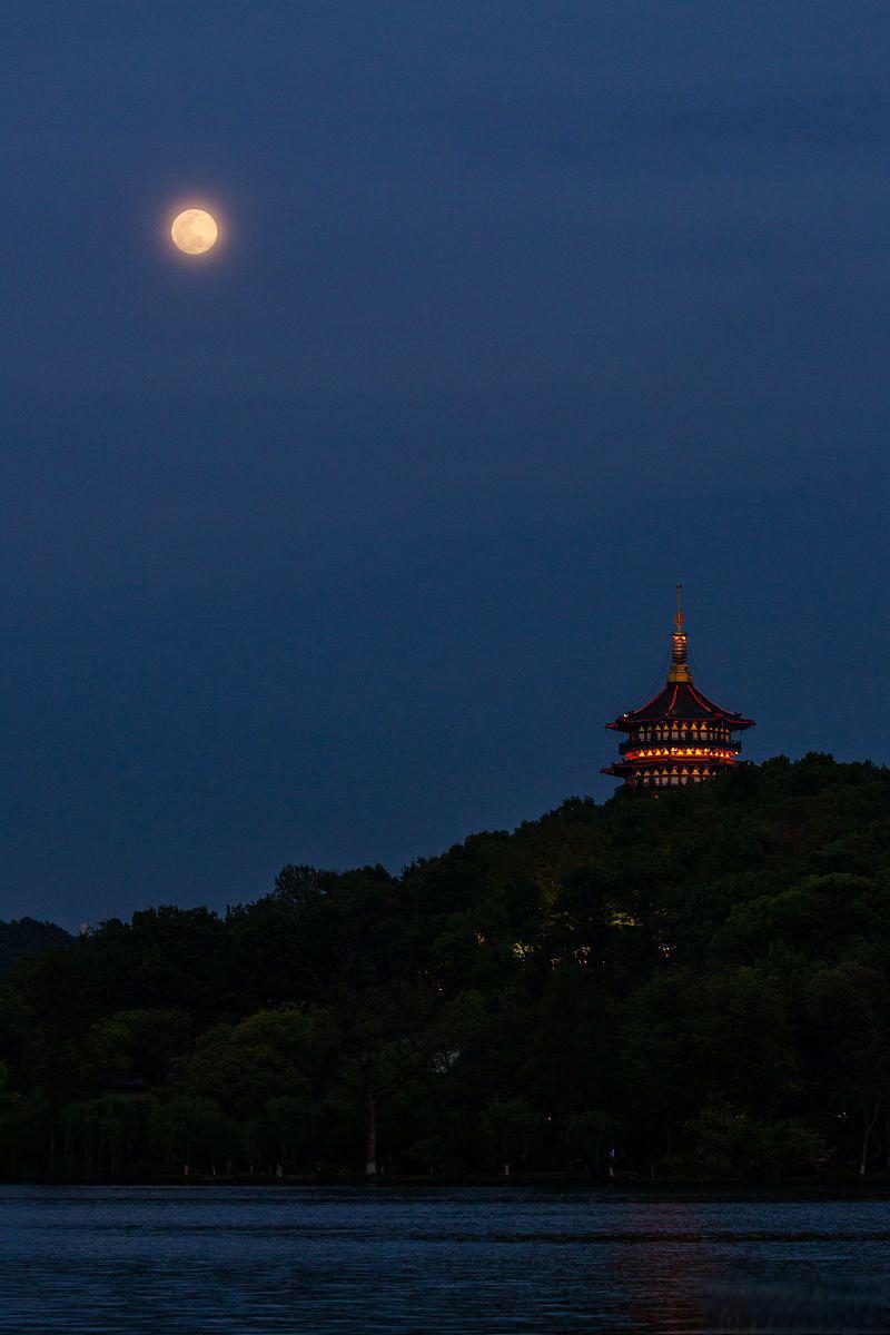 平湖秋月,杭州西湖景区的一颗璀璨明珠 平湖秋月,位于中国浙江省杭州