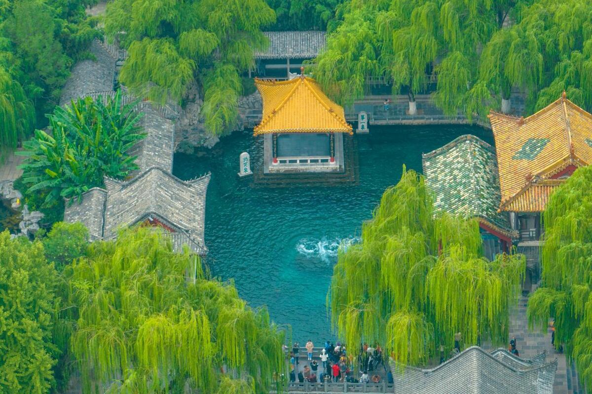 趵突泉,位于山东省济南市历城区,是一处融合自然景观和人文景观的