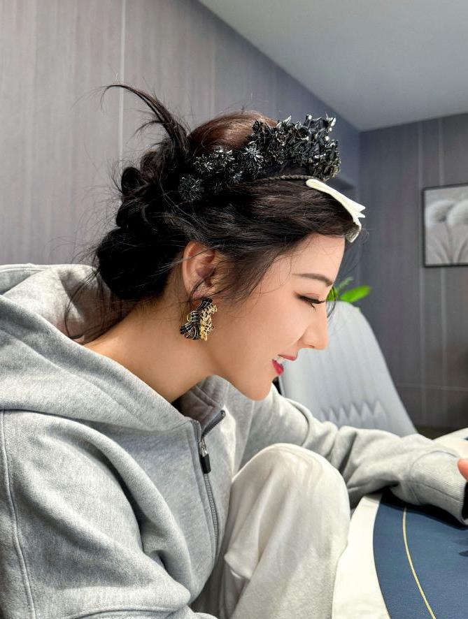 迪丽热巴:双马尾麻花辫穿搭 迪丽热巴团队在最近的一次活动中再次展现