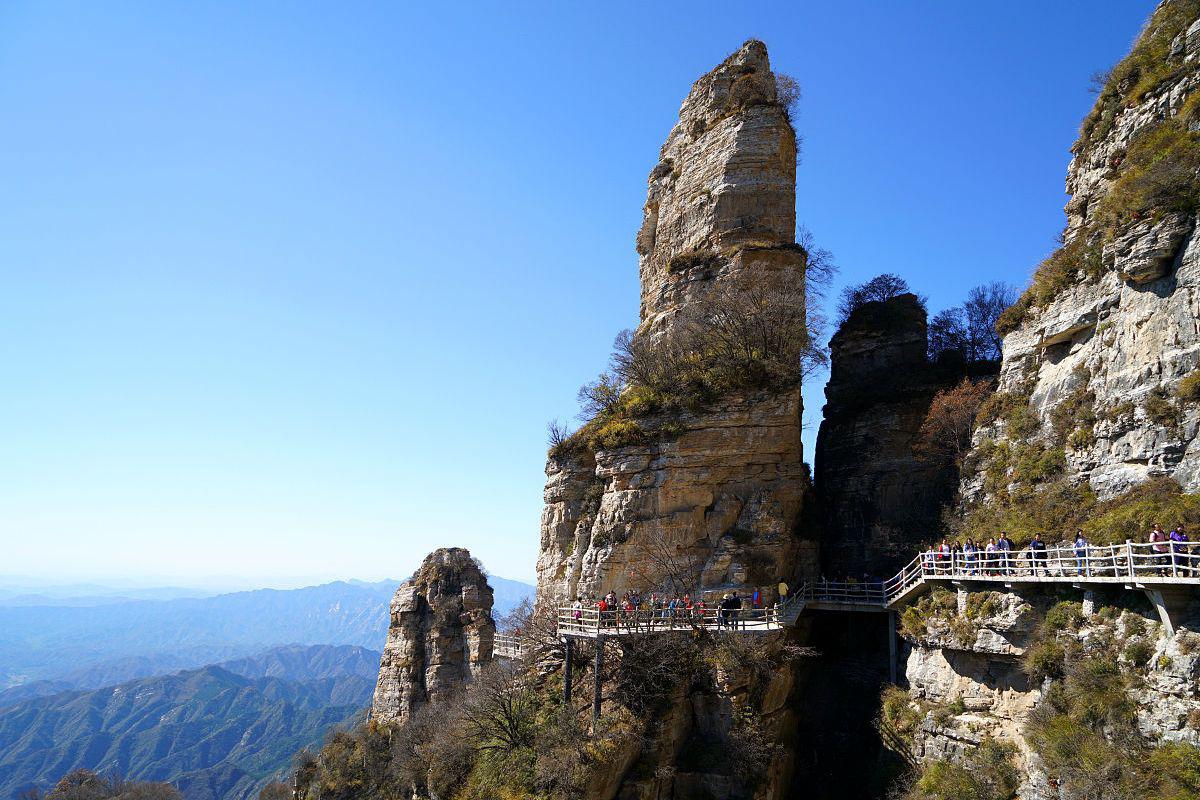 白石山:一年四季各不相同的奇山怪石 白石山,这座位于河北省保定市