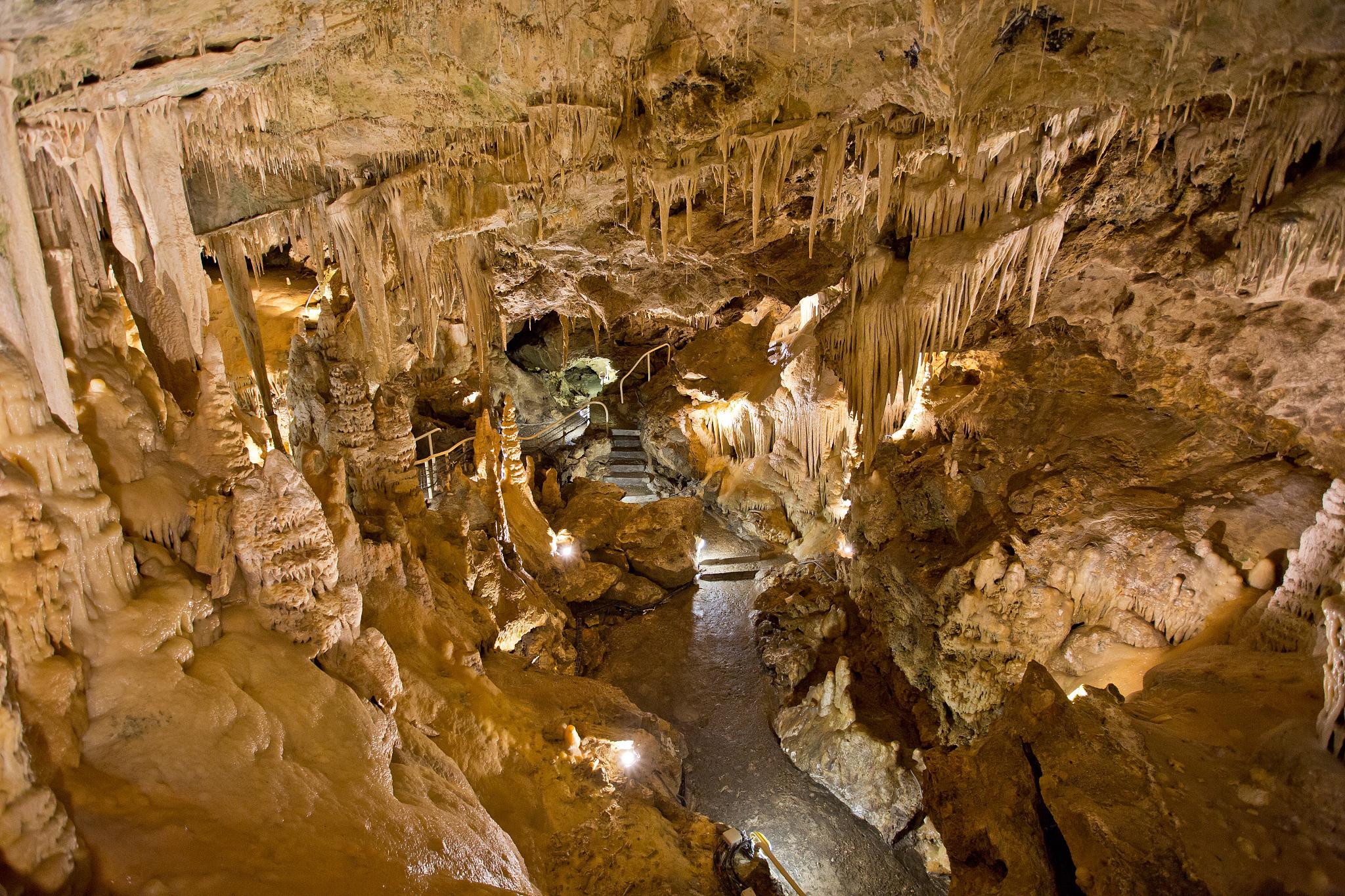 阿巴茨岩洞:探险和摄影的理想场所 阿巴茨岩洞(abat(s cave)位于