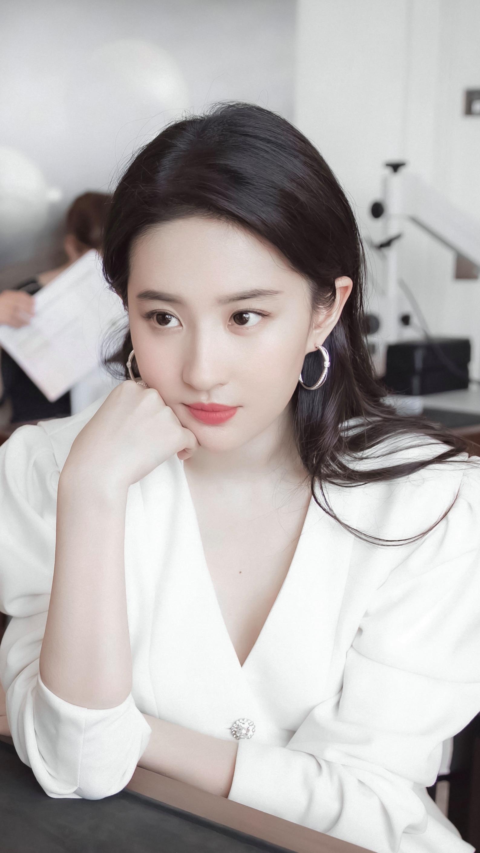 在她的演艺事业中,刘亦菲凭借出色的演技和美丽的外表,赢得了观众的