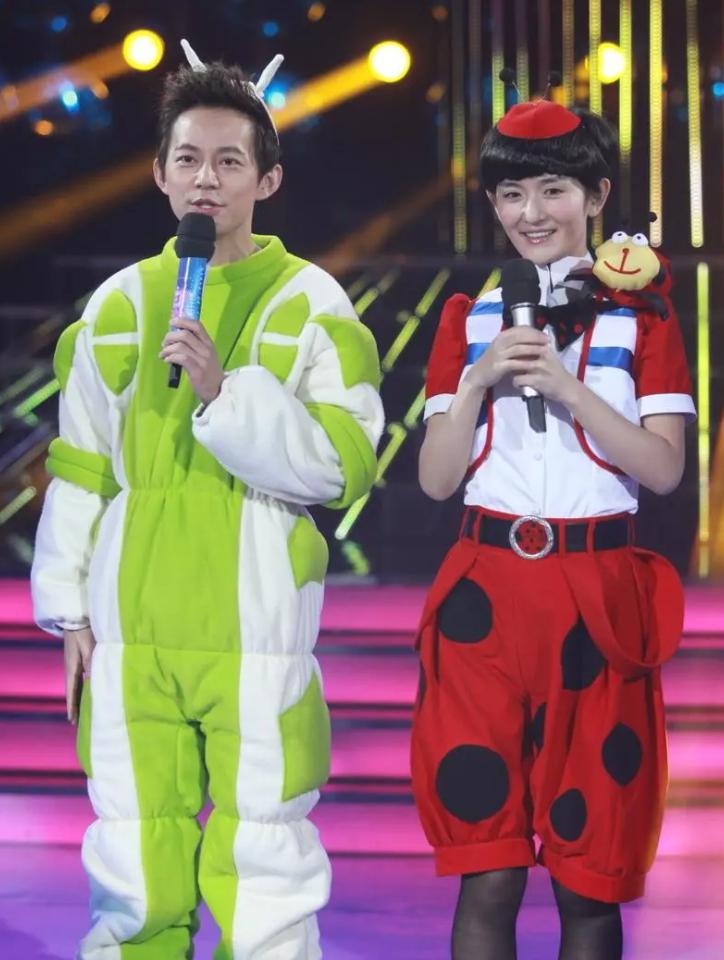 何炅对待李湘和谢娜的态度 何炅对待李湘和谢娜的态度截然不同.