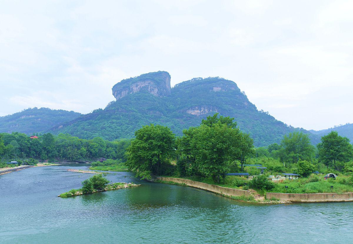 作为世界自然与文化遗产,大王峰融合了自然美景和人文历史,为游客们