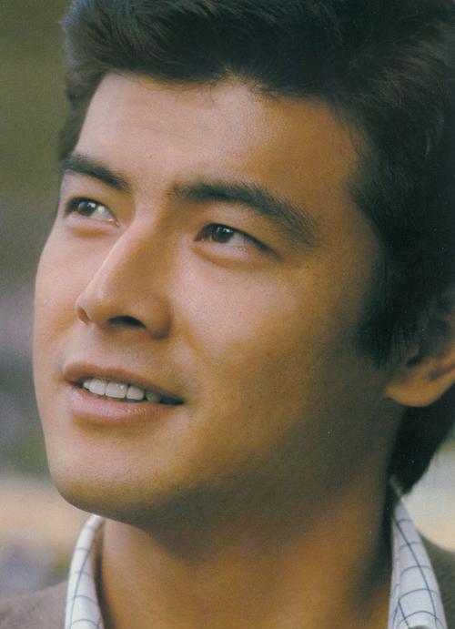 71岁三浦友和:颜值保持的关键 三浦友和注重健康和生活方式,同时也