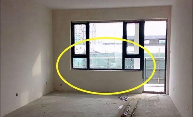 阳台半截墙的创新设计 阳台半截墙原本是承重墙,无法拆除,而阳台门联