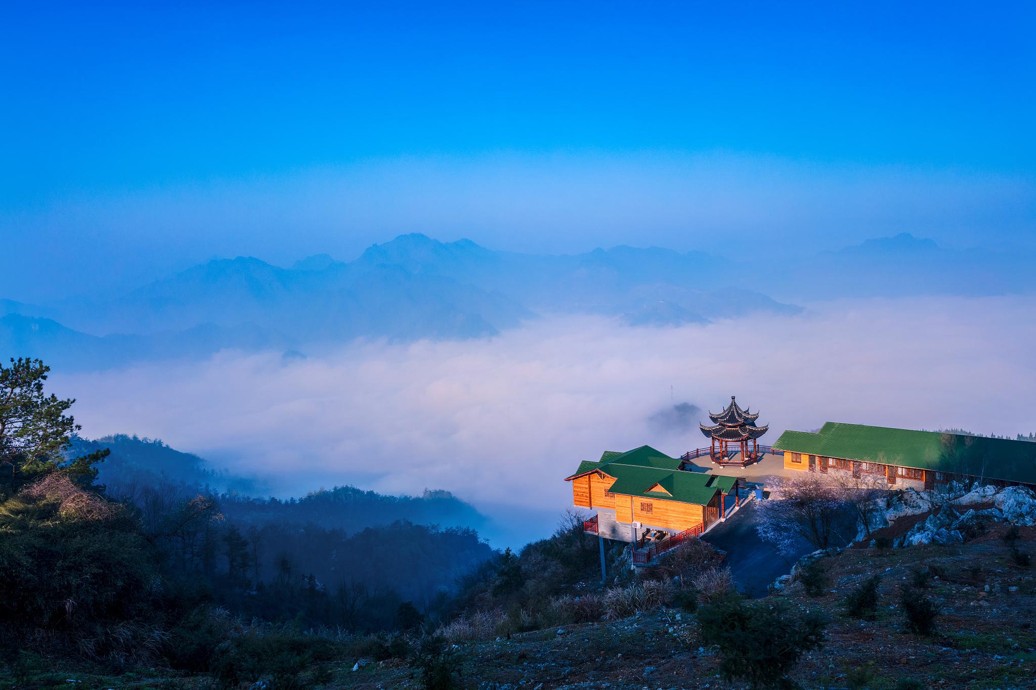 九宫山旅游景点介绍 九宫山位于湖北省东南部通山县境内,是湖北省著名