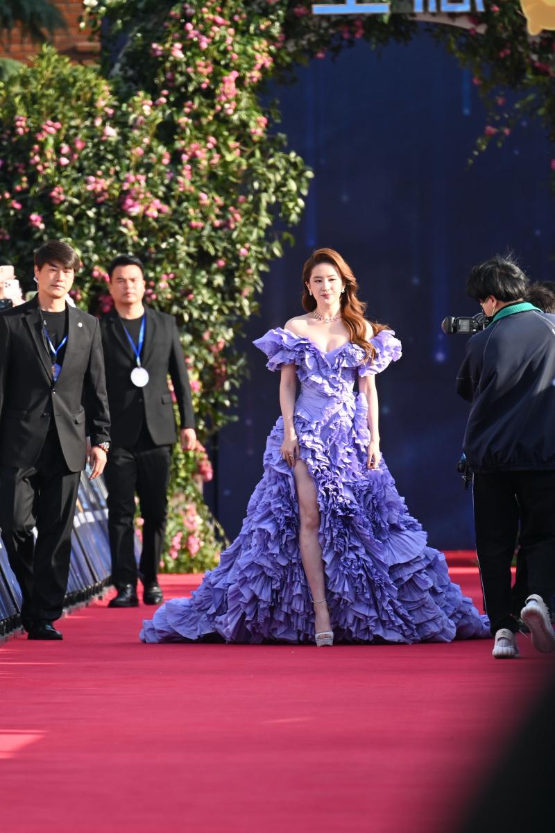 刘亦菲红毯造型:优雅高贵 刘亦菲在迪士尼新片首映红毯上身着紫罗兰色