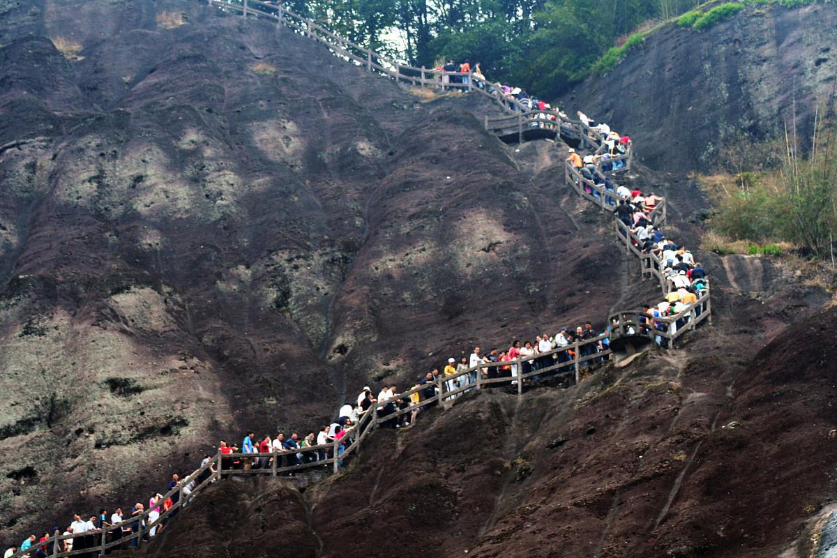 武功山爬山指南 武功山是一个非常美丽的山峰,位于江西省萍乡市芦溪县