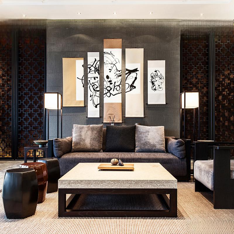 中式家具以其独特的东方韵味和精湛的工艺著称,通常采用深色木材,线条