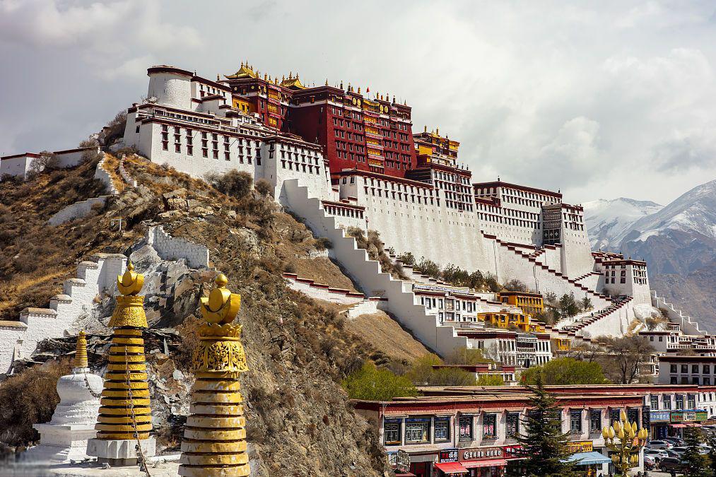 97布达拉宫 这座宫殿是拉萨的标志性建筑,也是西藏最著名的景点
