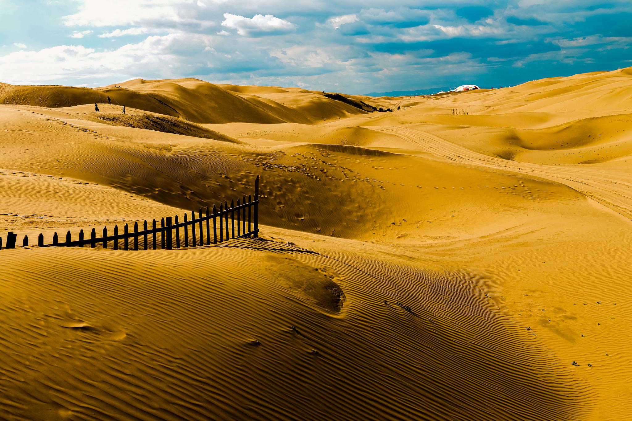响沙湾,内蒙古的沙漠胜地 响沙湾,位于中国内蒙古自治区鄂尔多斯市