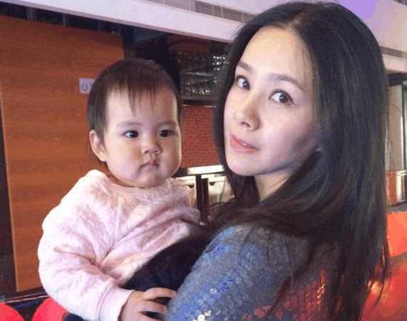 陈坤儿子生母揭秘 陈坤儿子的亲生母亲是他以前19岁的保姆,这个消息被