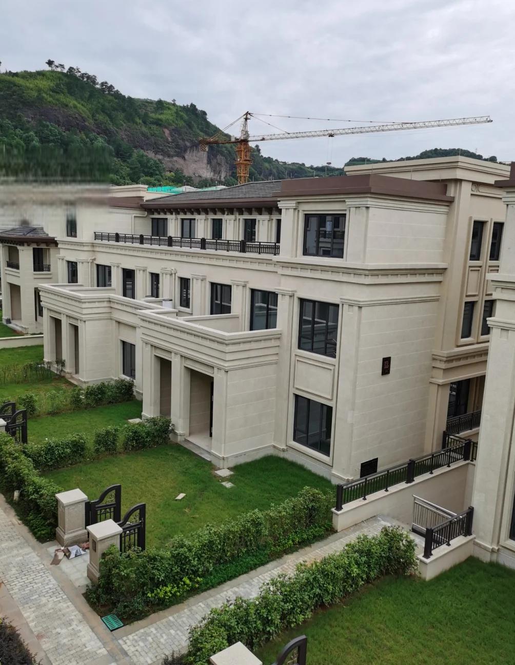 联排别墅的设计与前景 联排别墅的设计需要考虑许多因素,如舒适度