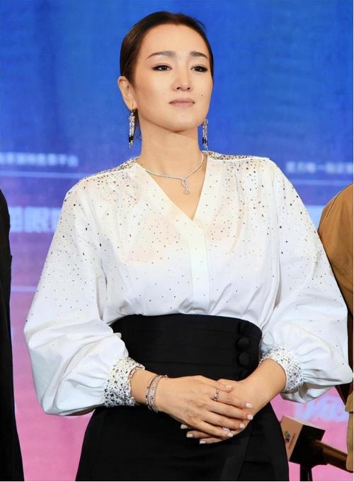 巩俐的演艺生涯经历了丰富而曲折的轨迹,从一个普通沈阳家庭崛起,步入