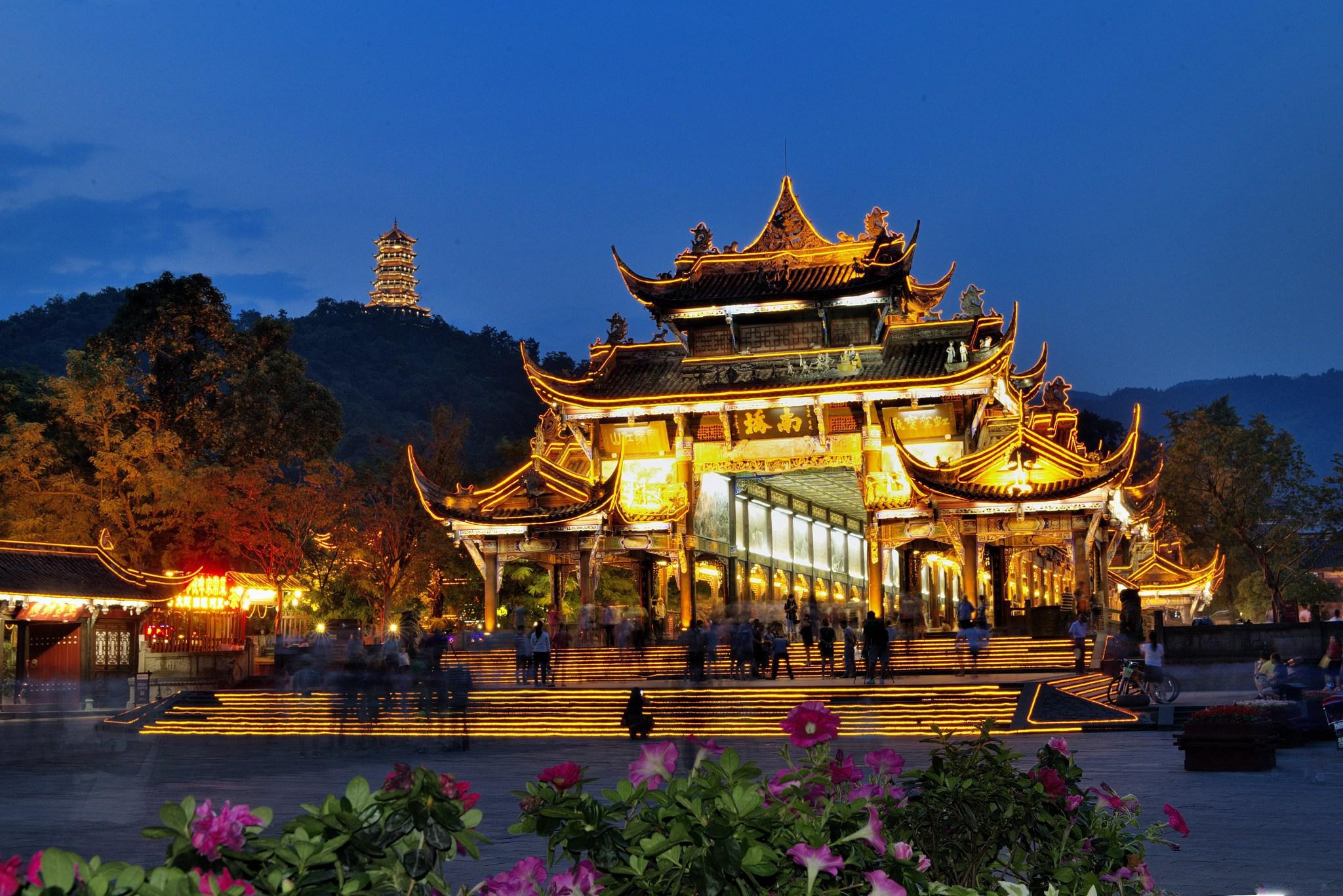 都江堰和南桥都是都江堰市的著名旅游景点,各具特色,各有魅力.