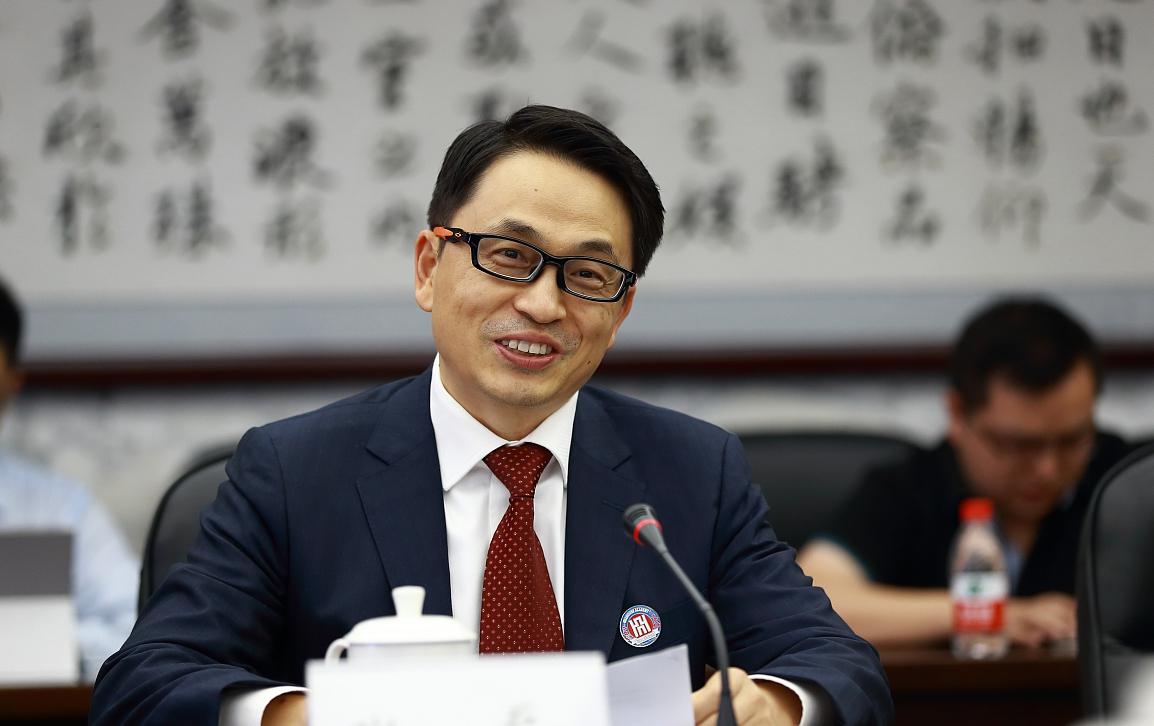 河南第一富豪张磊:管理5千亿的资金 张磊是中国商界的最传奇的投资人