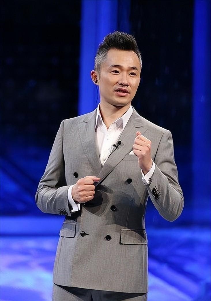 程雷:从"山顶"到"谷底"再到重新站起来 程雷是一位备受欢迎的主持人