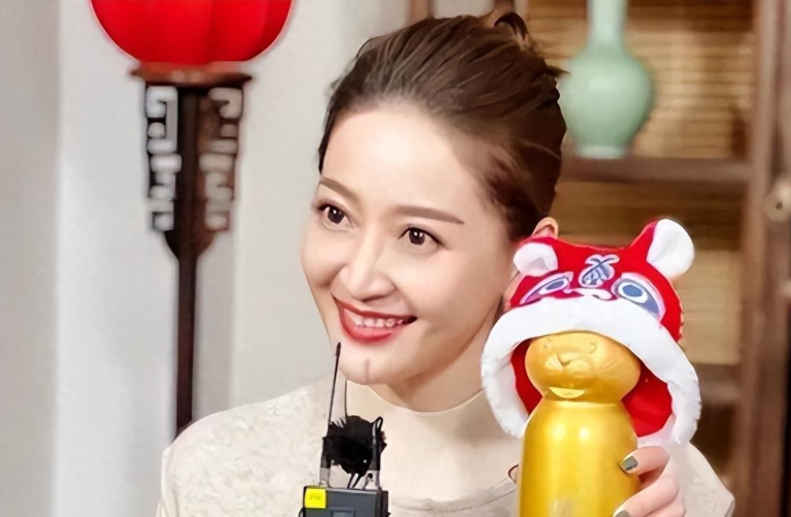 央视美女主持人谢颖颖的成功故事 谢颖颖从小就表现出对主持的热爱和