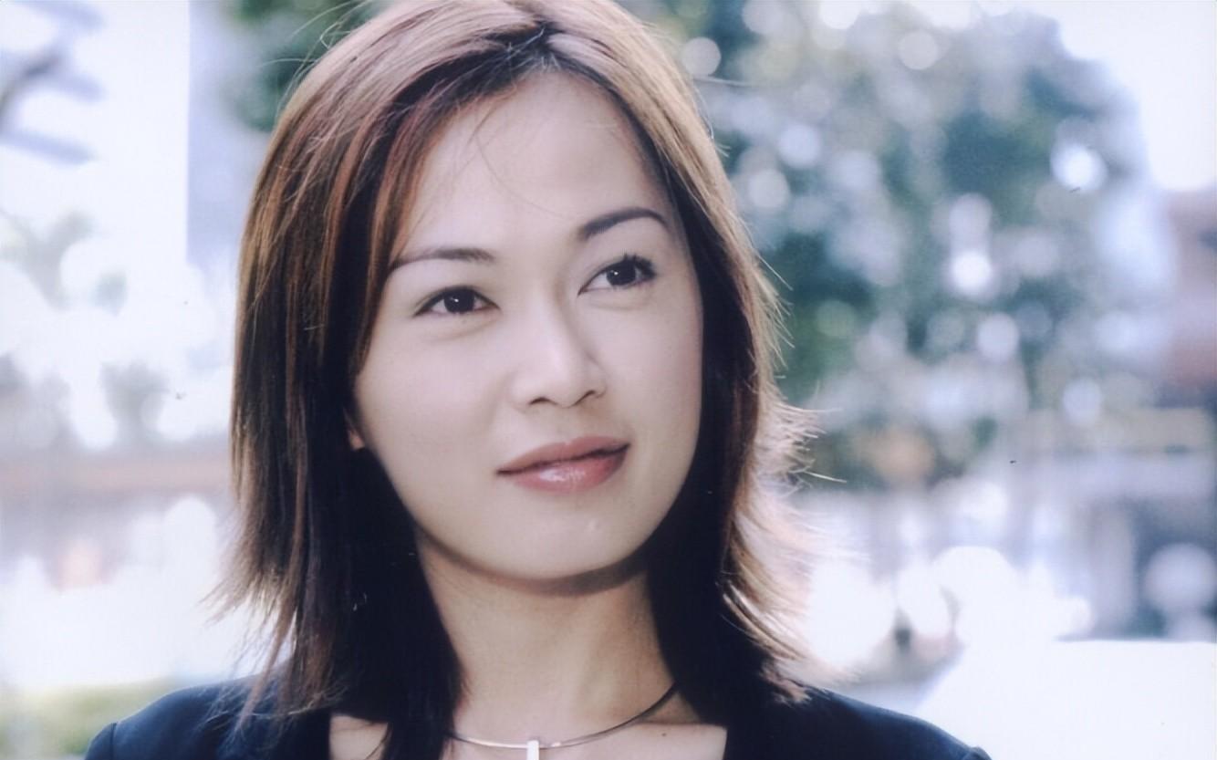 她的故事:姚莹莹的震荡人生轨迹 姚莹莹凭借着自己的才华和实力,在