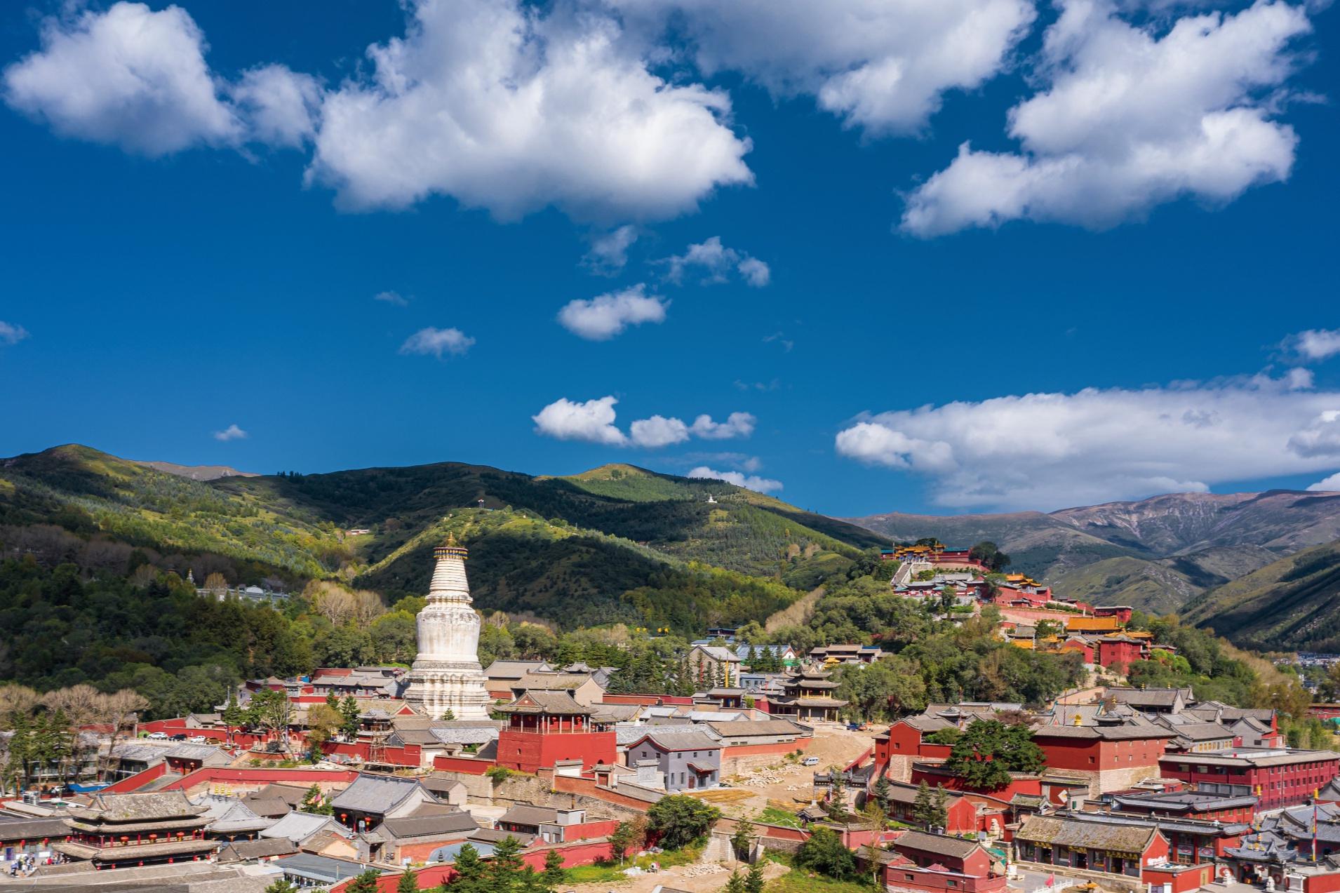 五台山的自然景观,历史文化和宗教庙宇 五台山位于中国山西省忻州市