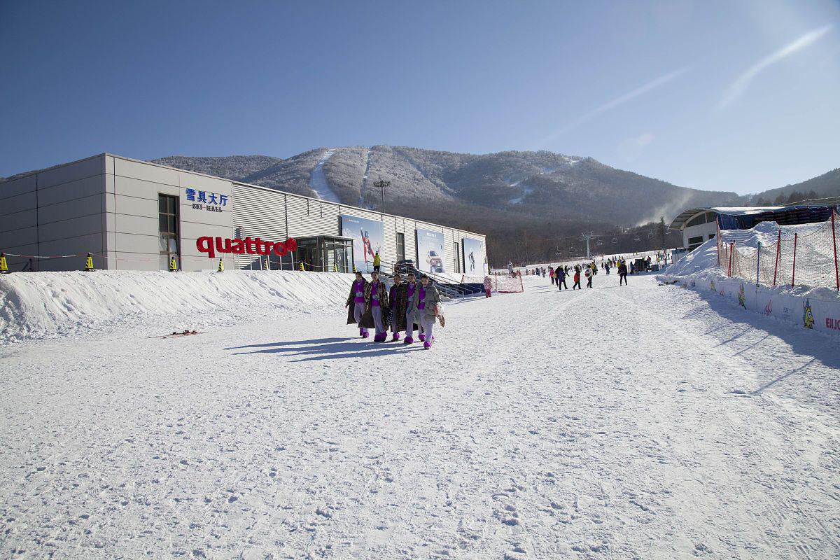 北大湖滑雪场:粉雪度假天堂的魅力之旅 在中国东北的吉林市,有一个名