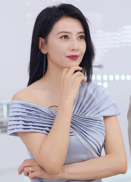 青春靓丽 高圆圆搭配一条美艳的蓝色裙子出镜,展现出她优雅端庄,妖媚