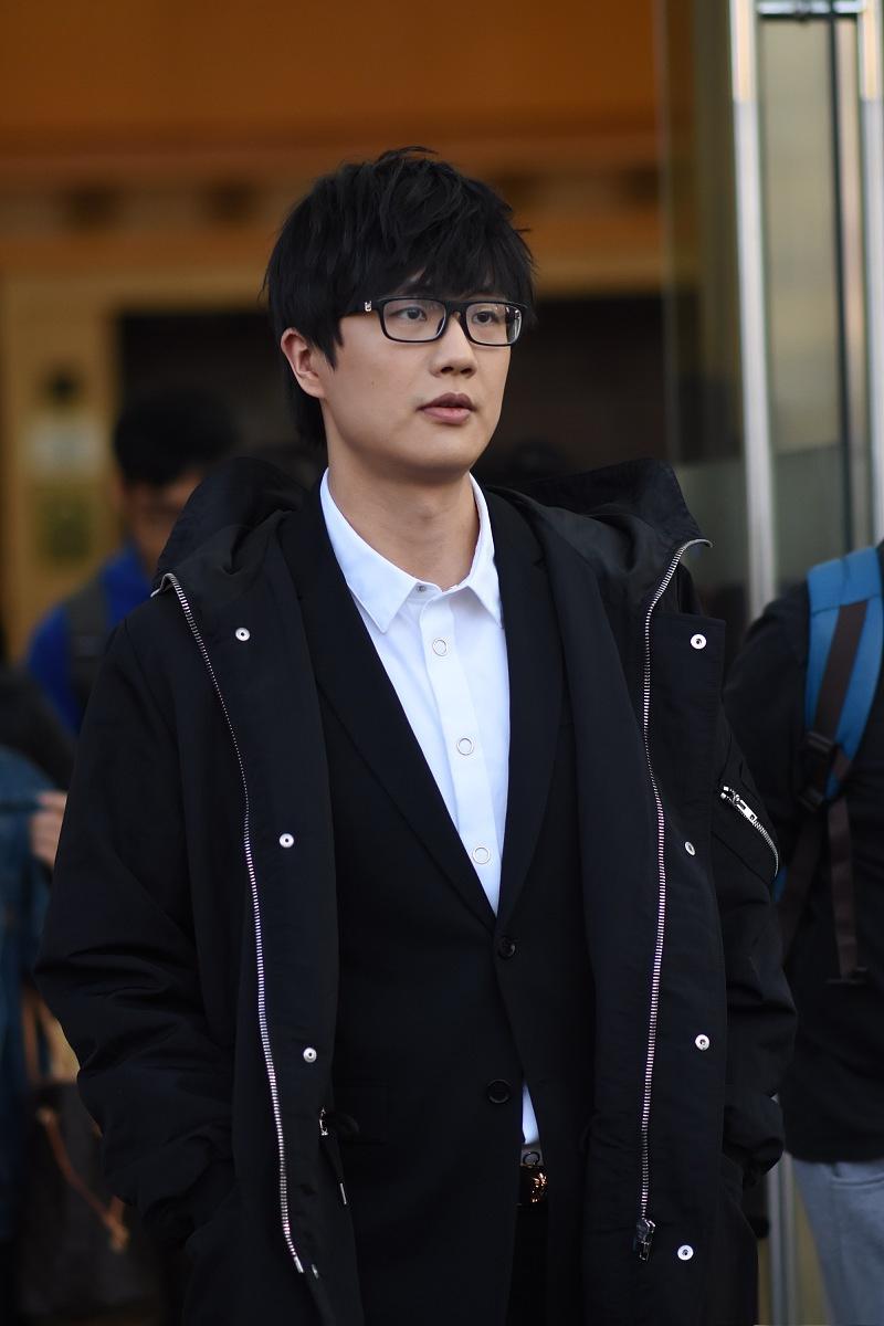 许嵩跨年晚会:打包合同引争议 歌手许嵩和女友冯禧的瓜被网友热议