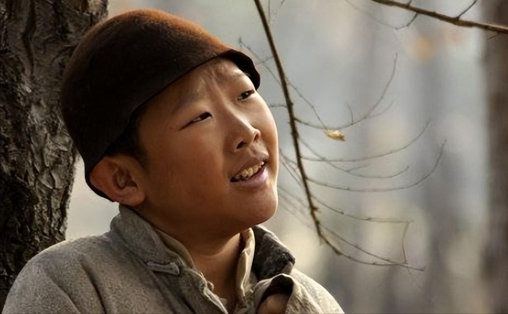 侯祥:不老童星的幸福人生 侯祥是一位不老童星,他的身高只有一米五