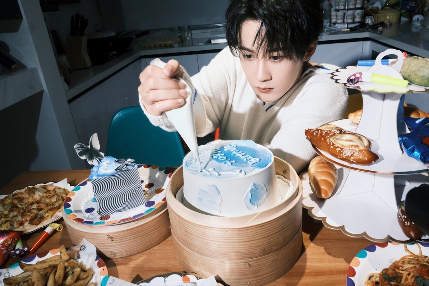 檀健次与经纪人的亲密举动 檀健次与经纪人在某餐厅聚餐,餐后一同走出