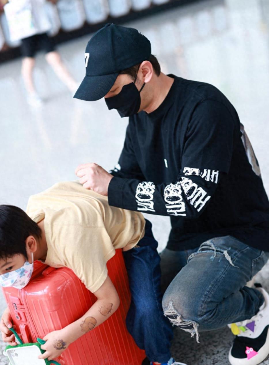 黄晓明儿子真实颜值被曝 黄晓明的儿子小海绵的真实颜值被曝光,尽管