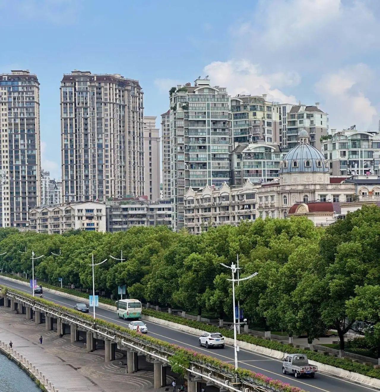 在中国浙江省的绿水青山之间,隐藏着一个独特而迷人的小县城——青田