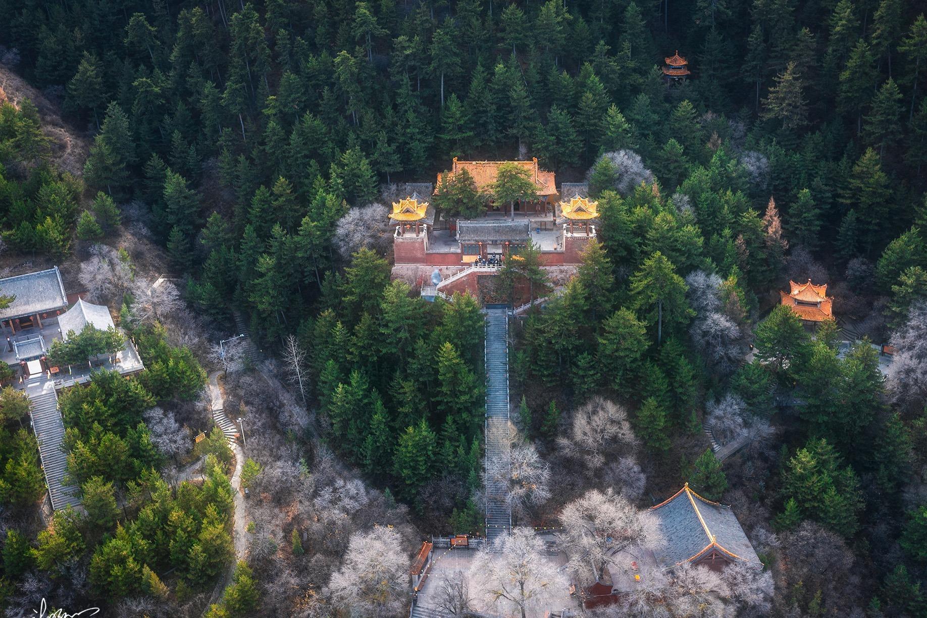 静乐天柱山:自然与历史的绝佳之所 静乐天柱山属吕梁山系,因北魏天柱