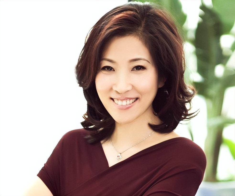吴冰:从体坛名将到诈骗犯 吴冰曾是中国体坛的名将,但她的野心和贪婪