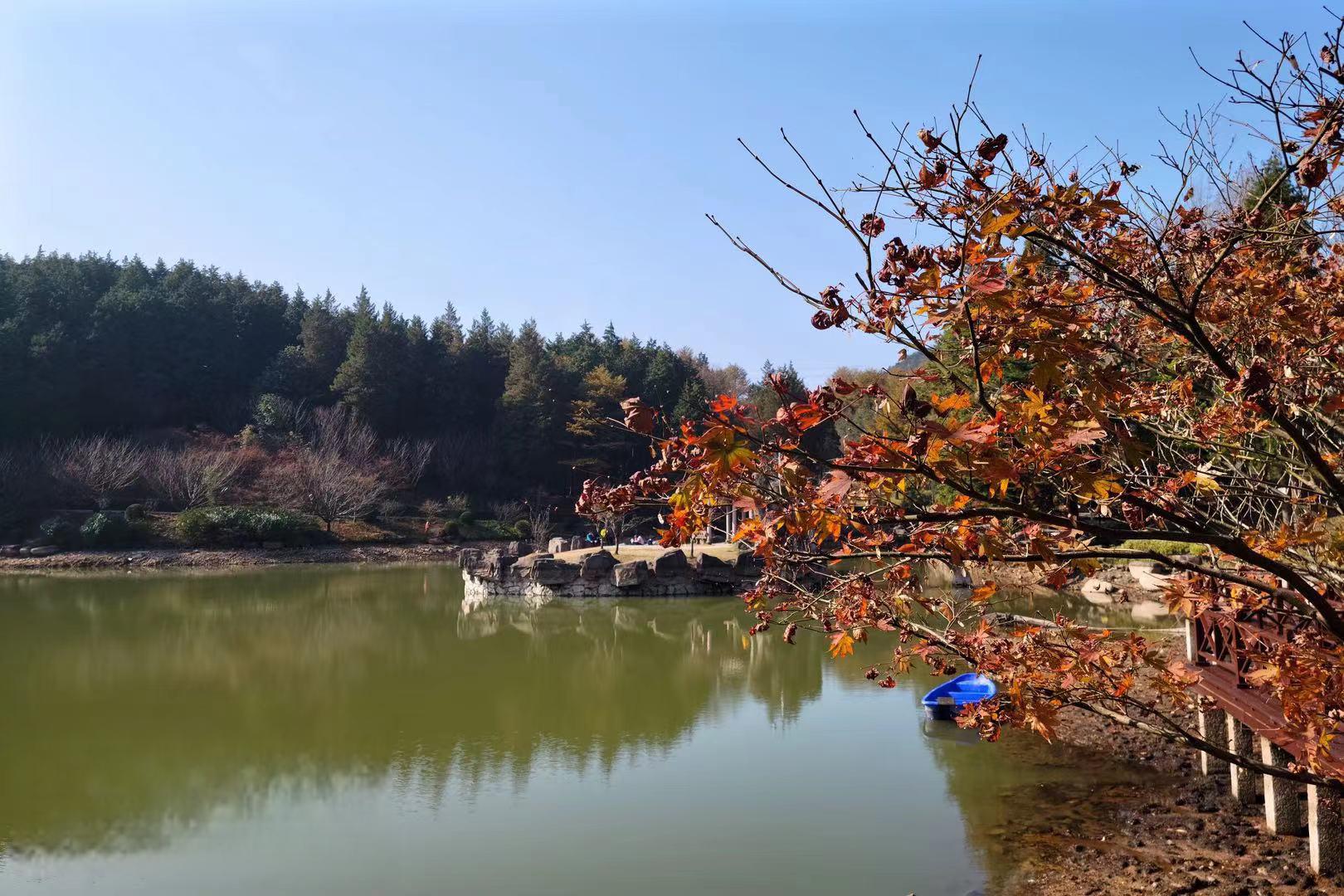仰天湖的传说和美景 "仰天湖"是中国常用的地名之一,被百度百科收录的