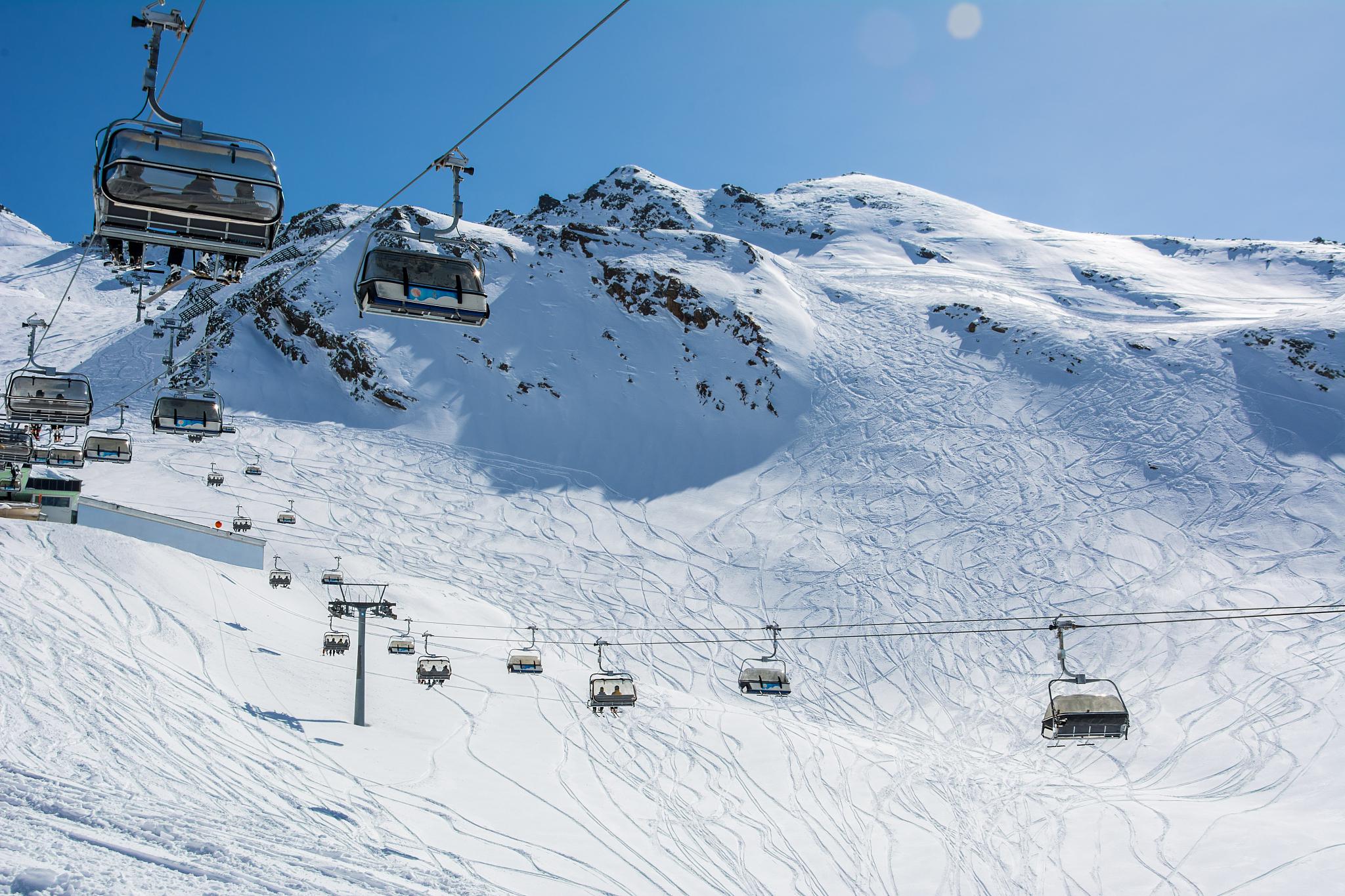 阿尔卑斯山冬季旅游攻略 阿尔卑斯山,这个欧洲的壮丽山脉,以其雄伟