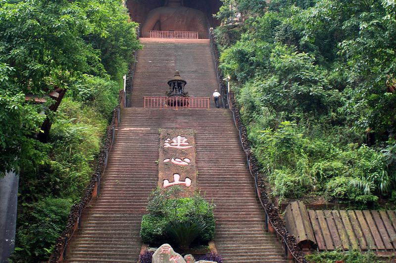 南山风景区,拥有丰富的旅游资源,包括南山寺,大佛寺,慈云寺等众多寺庙