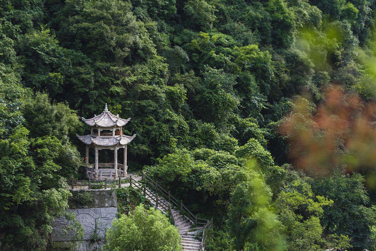 南山风景区,拥有丰富的旅游资源,包括南山寺,大佛寺,慈云寺等众多寺庙