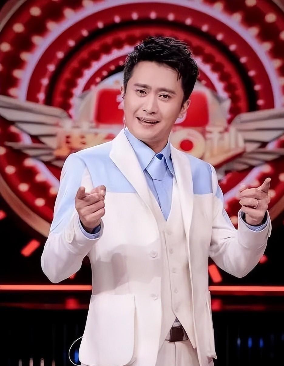 杨帆:央视主持人的新风采 杨帆在央视主持人"大洗牌"中脱颖而出,以