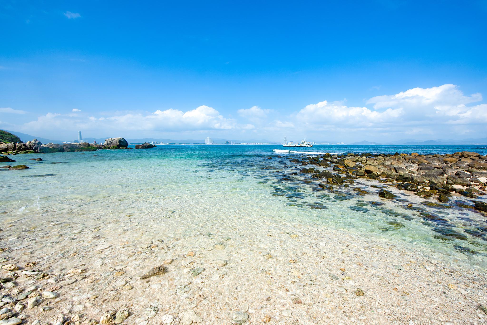 它位于中国南海岸,拥有美丽的海滩,清澈的海水和丰富的自然景观!