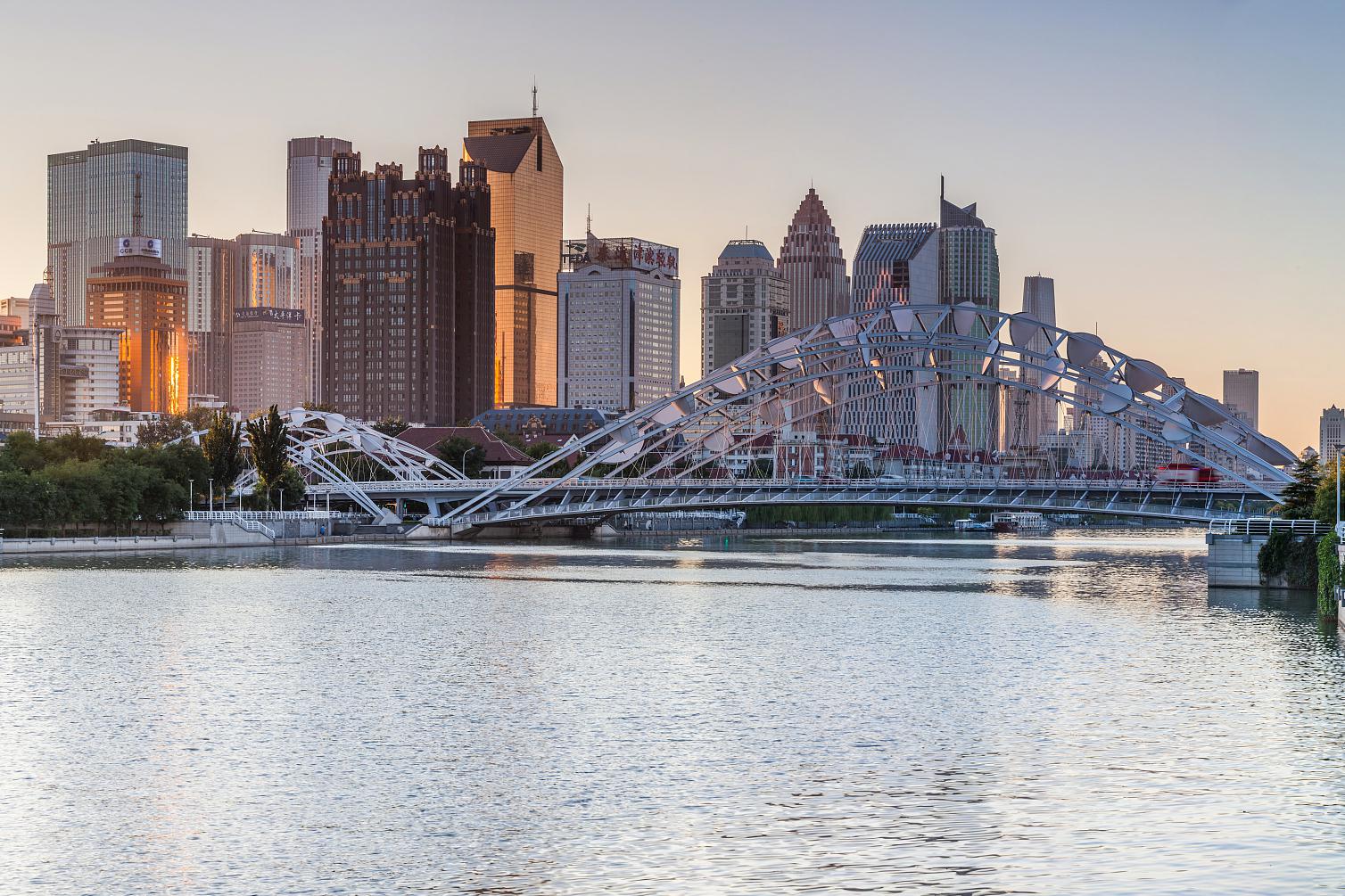 天津海河夜景 天津海河两岸,灯火阑珊,明暗交织,形成一幅美丽的画卷.