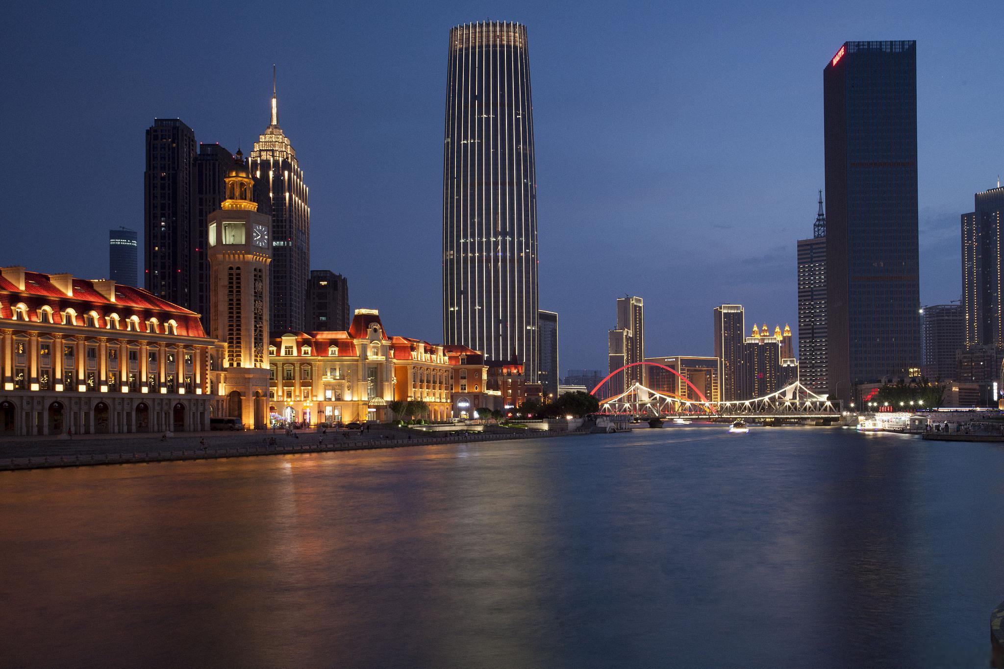 天津海河夜景 天津海河两岸,灯火阑珊,明暗交织,形成一幅美丽的画卷.